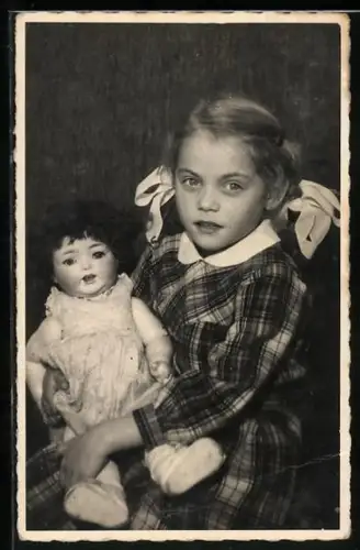 Foto-AK Mädchen im karierten Kleid mit Puppe