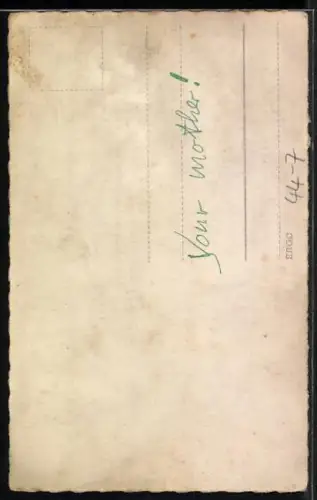 Foto-AK Mädchen im karierten Kleid mit Puppe