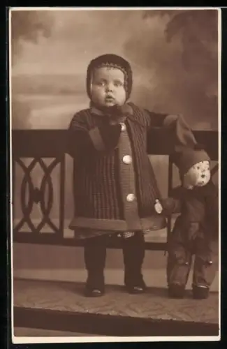 Foto-AK Kleines Kind mit seiner Puppe