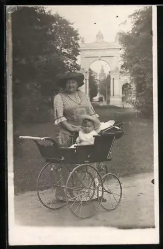 Foto-AK Frau mit Kleinkind im Kinderwagen