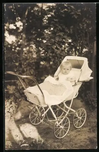 Foto-AK Kleines Kind im Kinderwagen