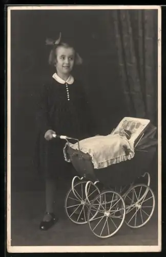 Foto-AK Mädchen mit Puppe im Puppenwagen