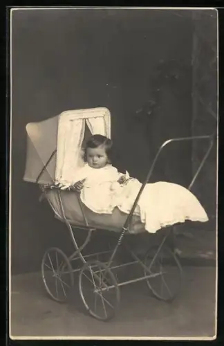 Foto-AK Kleinkind mit Ball im Kinderwagen