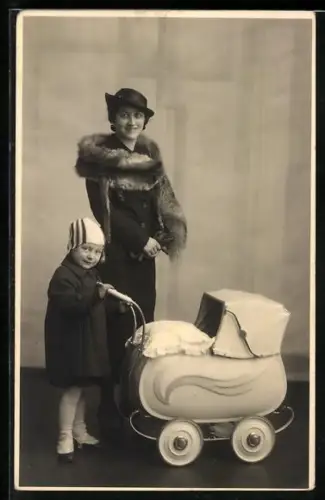 Foto-AK Elegante Dame und Kind mit Puppenwagen