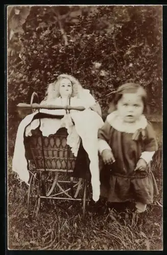 Foto-AK Kleines Mädchen mit Puppe im Puppenwagen