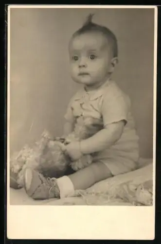 Foto-AK Süsses Kleinkind mit einem Teddy