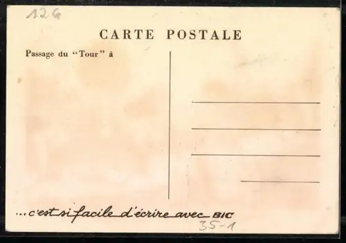 AK Radsport, Alter Herr am Strassenrand mit jungen Männern auf Rennrädern