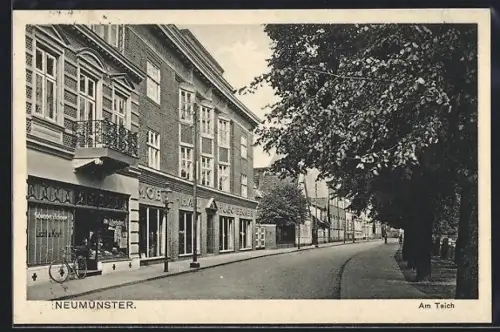 AK Neumünster, Strasse am Teich mit Geschäften