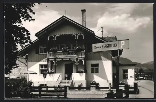 AK Bolsterlang /Allg., Pension Bergfrieden mit Strassenpartie