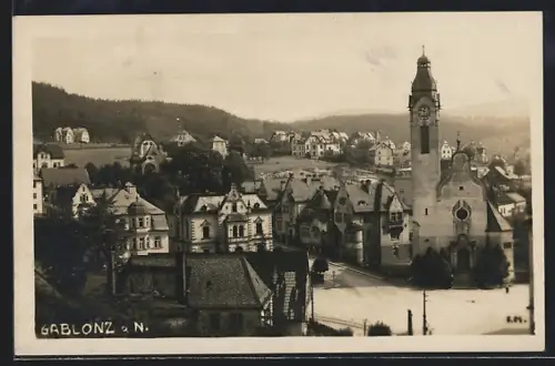 AK Gablonz a. N., Strassenpartie mit Kirche
