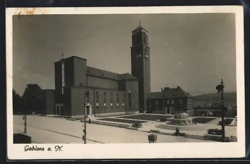 AK Gablonz a. N., Strassenpartie mit Kirche