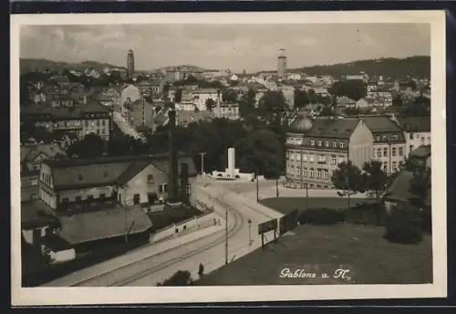 AK Gablonz / Jablonec Nad Nisou, Blick auf Stadt und Strassenbahnschienen