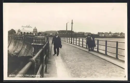 AK Gablonz, Talsperre mit Passanten