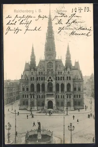 AK Reichenberg i. B., Rathaus mit Passanten