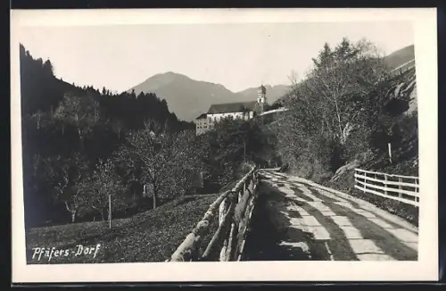 AK Pfäfers-Dorf, Strassenpartie mit Kirche