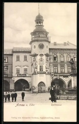 AK Arnau a. Elbe, Rathaus mit Denkmal
