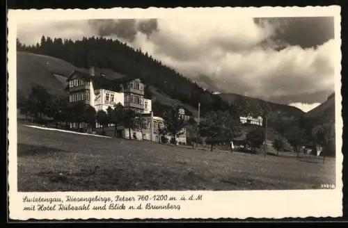 AK Petzer /Riesengebirge, Hotel Rübezahl und Blick nach dem Brunnberg