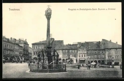 AK Trautenau, Ringplatz mit Dreifaltigkeits-Säule, Brunnen und Denkmal