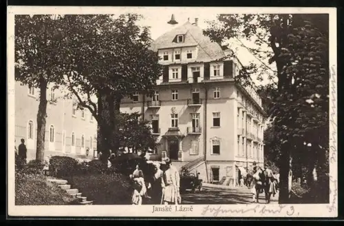 AK Johannisbad, Kurplatz mit Gästen