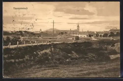 AK Theresienstadt, Panorama mit Strassenpartie