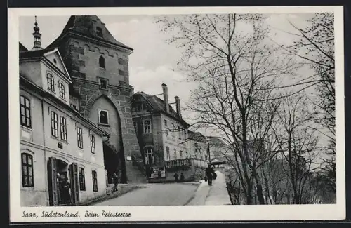 AK Saaz /Sudetenland, Strassenpartie am Priestertor