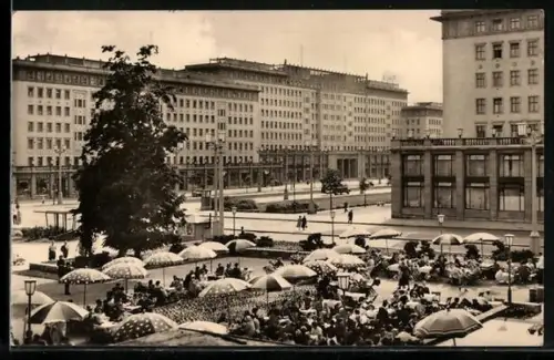 AK Berlin, Stalinallee mit Garten des Café Warschau