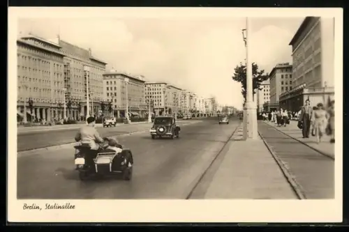 AK Berlin-Friedrichshain, Partie in der Stalinallee