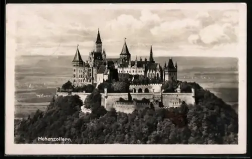 AK Burg Hohenzollern, Ansicht mit Blick ins Land