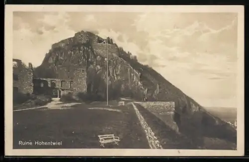 AK Ruine Hohentwiel mit Mauer, Panorama