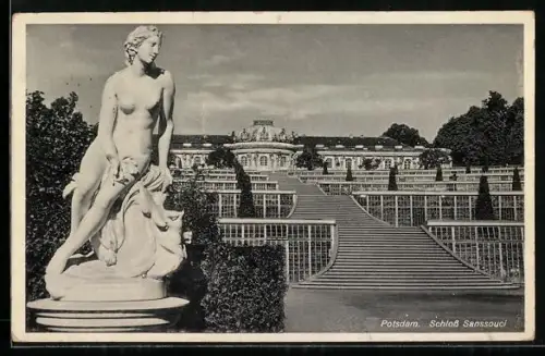 AK Potsdam, Schloss Sanssouci, Frontansicht mit Statue