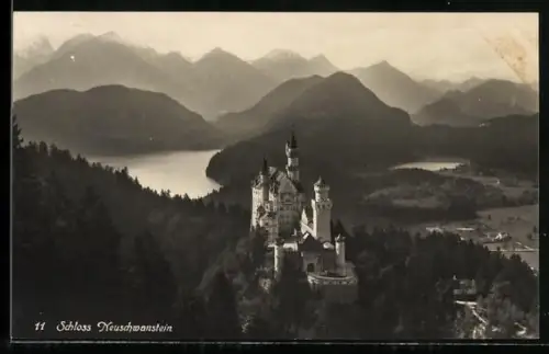 AK Schloss Neuschwanstein, Ansicht mit Wasser und Bergen aus der Vogelschau