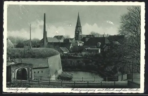 AK Dörnitz i. M., Festungseingang mit Blick auf die Kirche