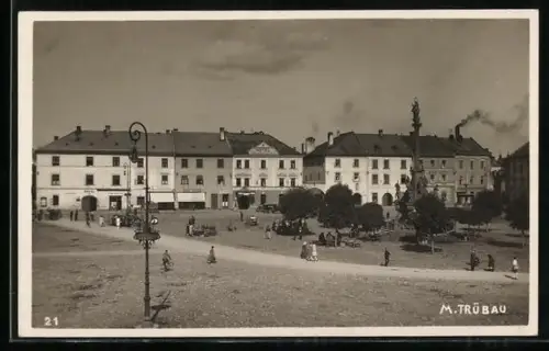 AK Mähr. Trübau, Stadtplatz mit Säulendenkmal u. Hotel, Marktbetrieb