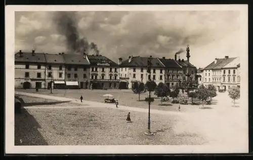 AK Mähr. Trübau, Stadtplatz mit Säulendenkmal u. Hotel, Marktstand
