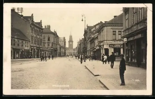 AK Pardubice, Strassenpartie mit Geschäften u. Blick zum Torturm