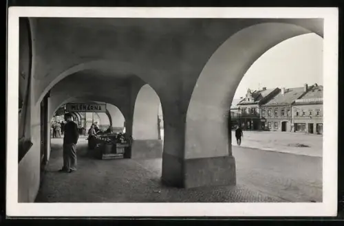 AK Ceska Trebova, Platzpartie von einem Arkadengang aus