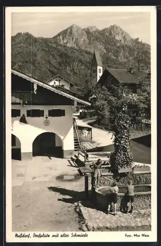 AK Nussdorf / Inn, Dorfplatz mit alter Schmiede und Gebirge im Hintergrund