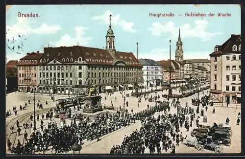 AK Dresden-Neustadt, Hauptstrasse, Aufziehen der Wache, Strassenbahn