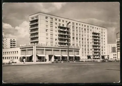 AK Berlin, Karl-Marx-Allee mit Eisbar