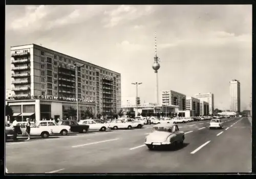 AK Berlin, moderne Architektur, Karl-Marx-Allee mit dem Fernsehturm im Hintergrund