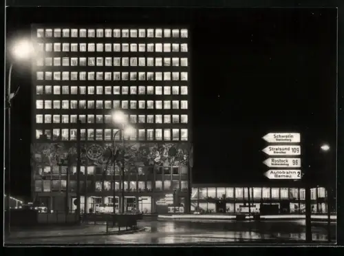 AK Berlin, Haus des Lehrers mit Kongresshalle bei Nacht