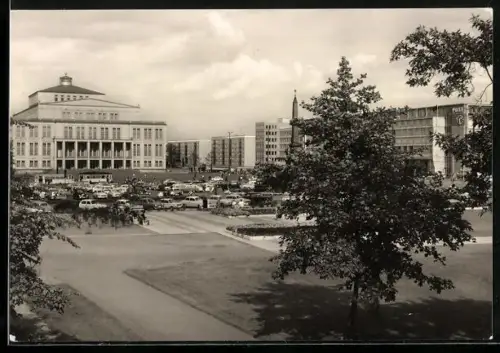 AK Leipzig, Karl-Marx-Platz mit geparkten Autos und Besuchern