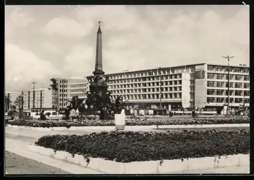 AK Leipzig, Hauptpostamt am Karl-Marx-Platz mit Denkmal