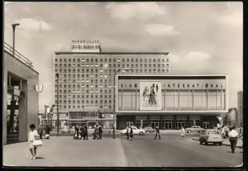 AK Berlin, Hotel Berolina & Kino International am U-Bhf. Schillingstrasse