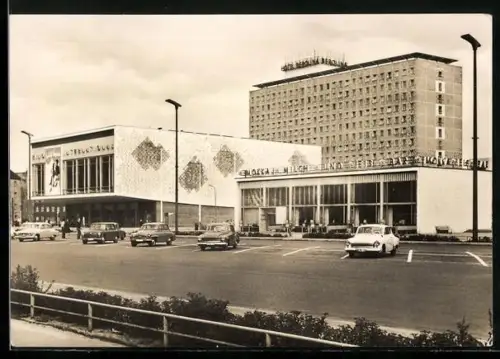 AK Berlin, Karl-Marx-Allee mit Eisbar und Hotel Berolina