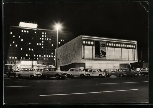 AK Berlin, Karl-Marx-Allee mit Kino International und Interhotel Berolina bei Nacht