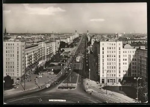 AK Berlin-Friedrichshain, Blick über die Karl Marx-Allee vom Straussberger Platz aus