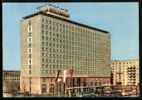 AK Berlin, Hotel Berolina mit parkenden Bussen