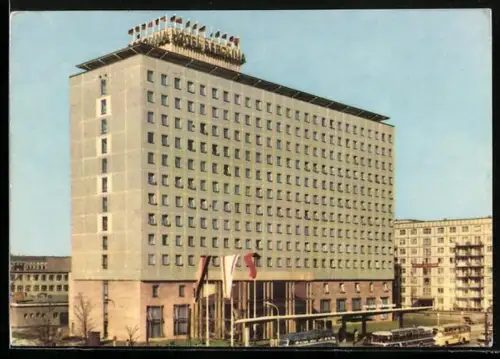 AK Berlin, Hotel Berolina mit parkenden Bussen