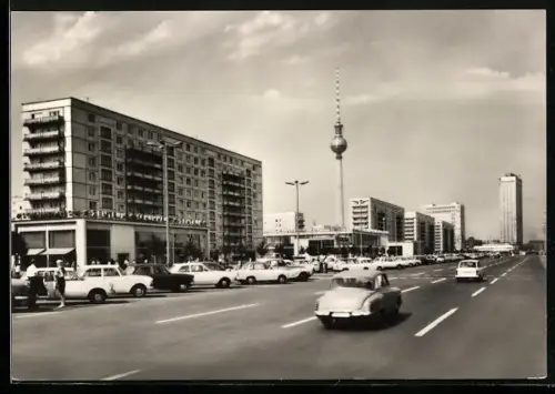 AK Berlin, moderne Architektur, Karl-Marx-Allee mit dem Fernsehturm im Hintergrund